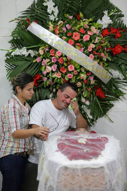 Fernando Pavel chora no velório de Jaime, no Cemitério de Irajá